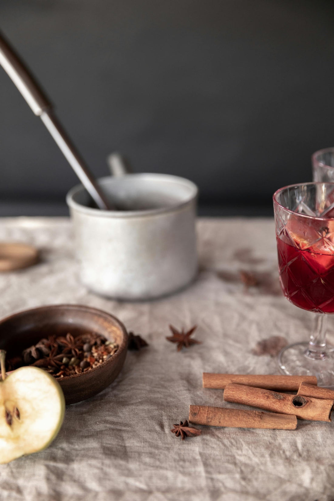Elderberry Apple Cider: An Autumn Hug in a Mug 🍎🍂